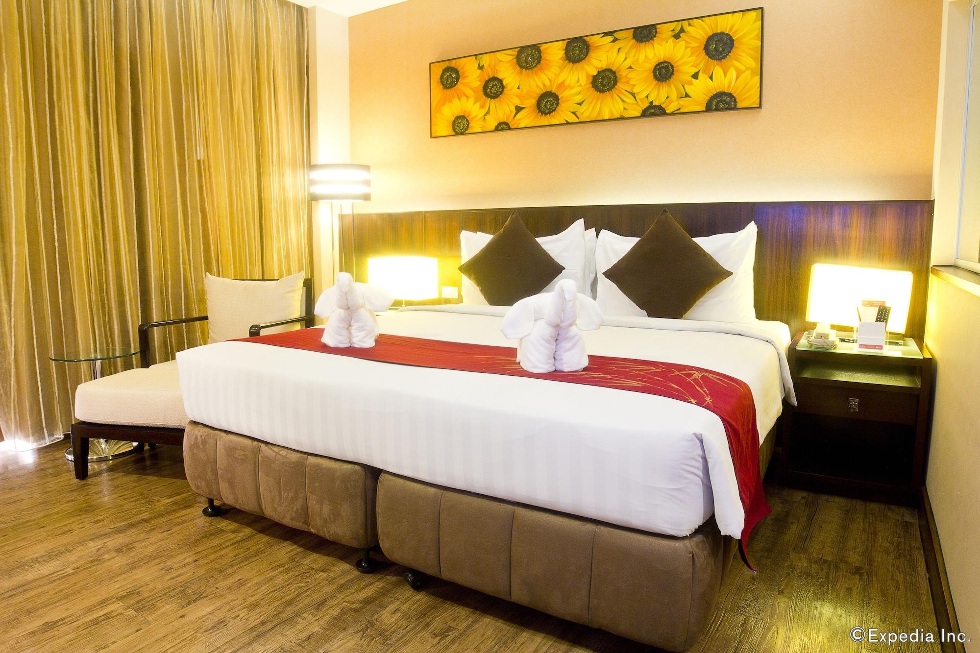 Ramada By Wyndham Manila Central Buitenkant foto