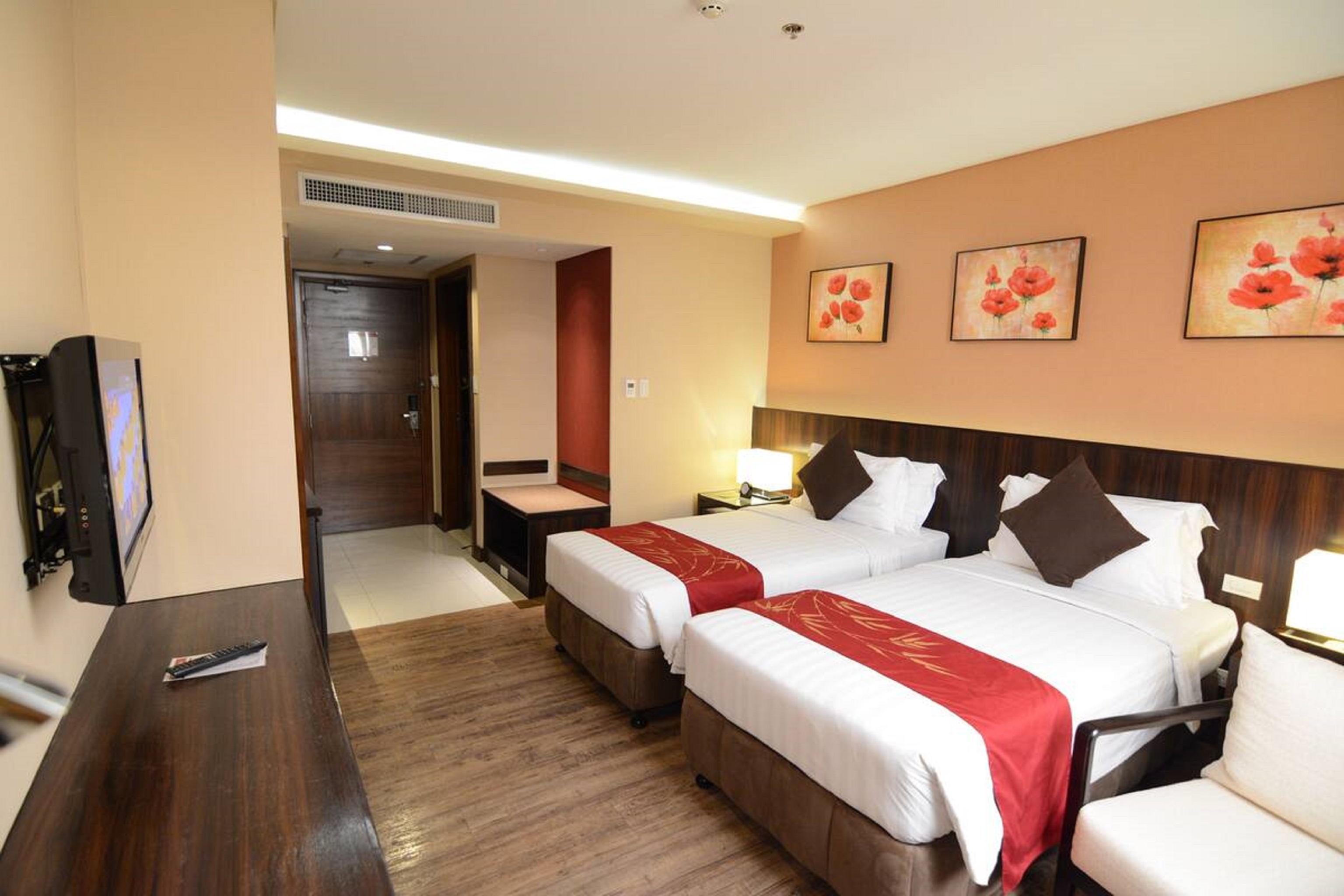 Ramada By Wyndham Manila Central Buitenkant foto